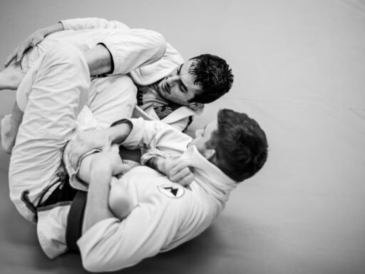 jovens fazendo rola de jiu-jitsu