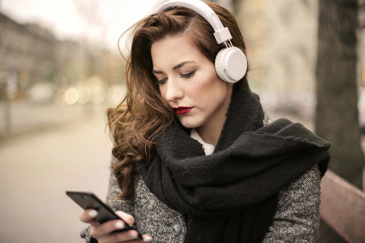 Mulher usando headset